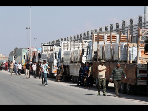 Aperto il valico di Rafah, passano i primi camion