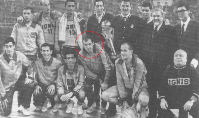 Dino Cescutti, accosciato, nel cerchio rosso