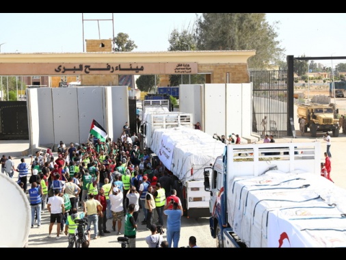 Trasferiti gli aiuti sui camion palestinesi Rafah richiude
