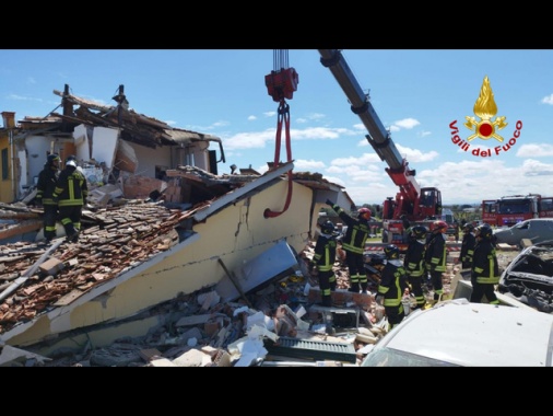 Casa crolla dopo un'esplosione, un morto e un disperso