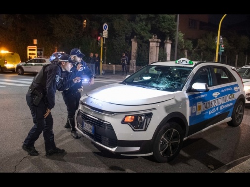 Taxi investe un pedone, gravissimo un 25enne a Milano