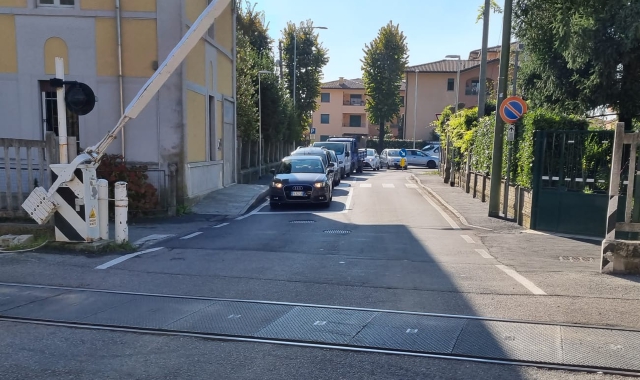 Fermi al passaggio a livello, proteste a Tradate
