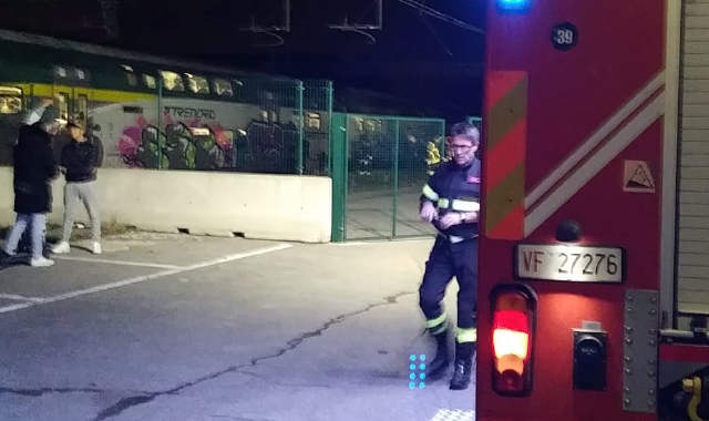 Soccorritori al lavoro ieri sera in via Gaeta, dove era stato segnalato un investimento ferroviario