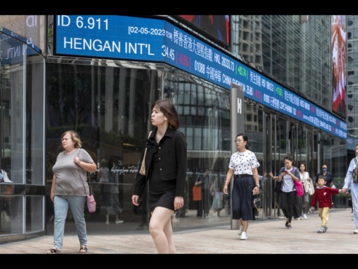 Borsa: Hong Kong negativa, chiude a -1,05%