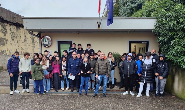 Alcuni studenti delle superiori all’ingresso della casa circondariale  in via Felicita Morandi per l’incontro sulla legalità.