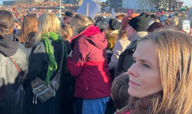 Il genere femminile in piazza contro divario salariale e violenza: presente anche la premier Jakobsdottir (Foto Redazione)