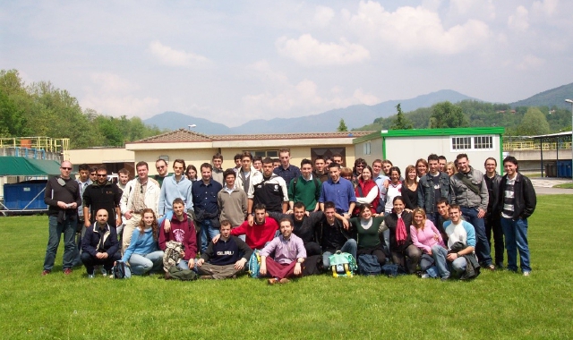 Un gruppo degli iscritti al primo anno del Corso di laurea in Ingegneria per la sicurezza del lavoro e dell’ambiente (ISLA) nell'anno accademico 2003-2004 (Foto Redazione)