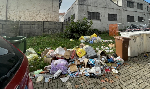 Busto, rifiuti e topi nel cortile: «Viviamo nella spazzatura»