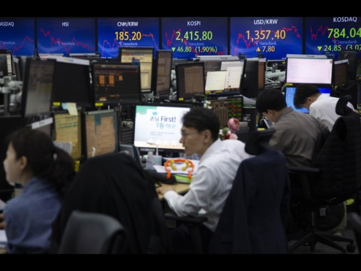 Borsa: l'Asia chiude in rialzo, si guarda a trimestrali