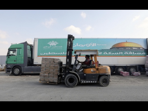 Dieci camion di aiuti umanitari entrati da Rafah a Gaza