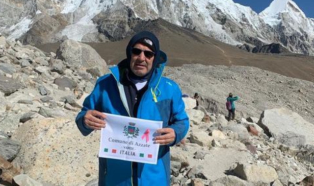 Renzo Longhi alla base dell’Everest (foto Marco De Ambrosis)