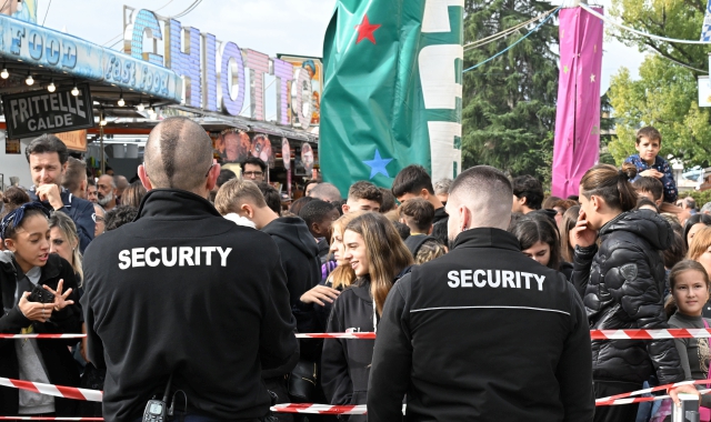 Agenti della sicurezza davanti #br/#ai tornelli di accesso al Luna Park  (Pubblifoto) 