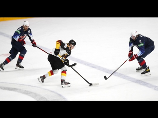 Tragedia hockey ghiaccio:pattino gli taglia gola,muore giocatore