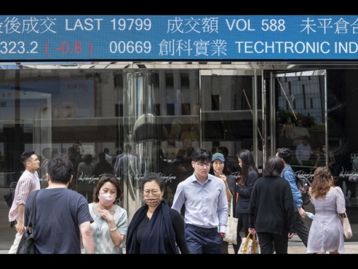 Borsa: Hong Kong negativa, apre a -0,99%