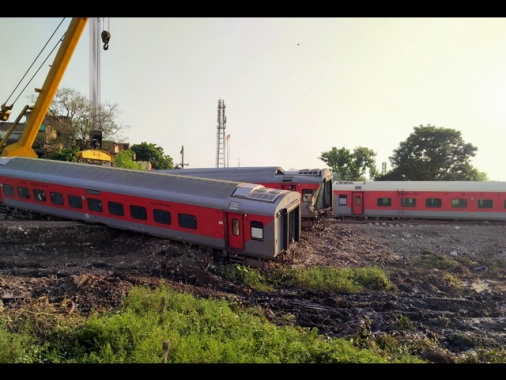 India: scontro tra due treni, almeno 13 morti e 50 feriti