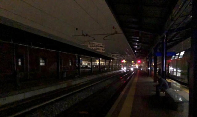 Varese, stazione Fnm al buio: treni in ritardo