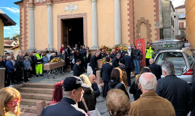 Cuasso, l’addio a Pinuccia e Pierluigi: chiesa stracolma