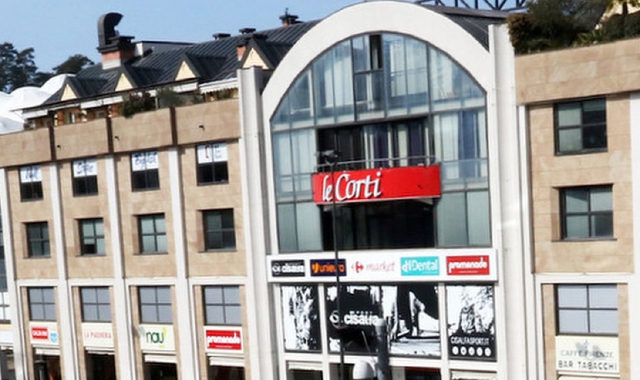 Varese, cade dalla balconata delle Corti