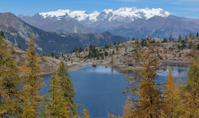 Il sentiero permette di ammirare i laghi e i quattromila innevati della Valle d’Aosta  (Foto Redazione)