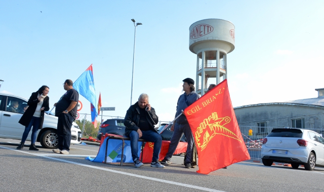 Una protesta degli operai della Gianetti Ruote (foto Blitz - Archivio)