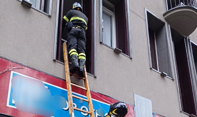 Gallarate, perde lo scarico nel condominio: arrivano pompieri e vigili