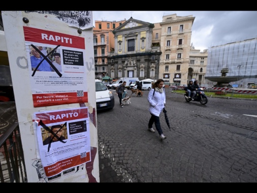 Locandine con volti israeliani rapiti vandalizzate a Napoli