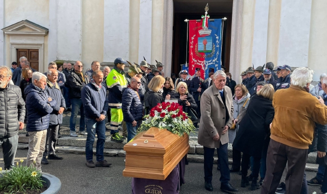 I funerali nella chiesa di Ferno  (foto Blitz)