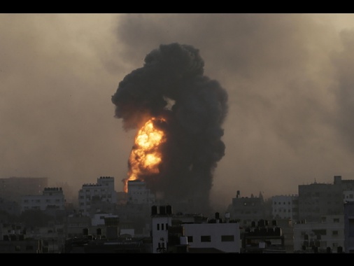 Hamas, bombe israeliane vicino all'ospedale di Gaza City