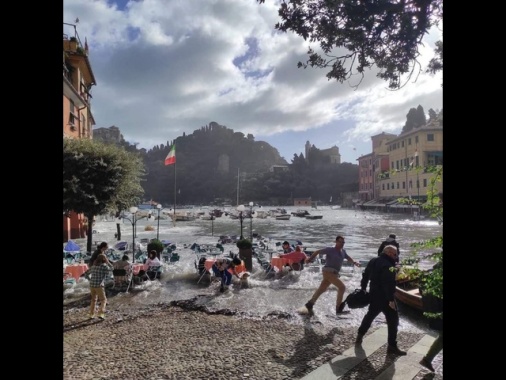 Onda anomala invade la piazzetta di Portofino, turisti in fuga