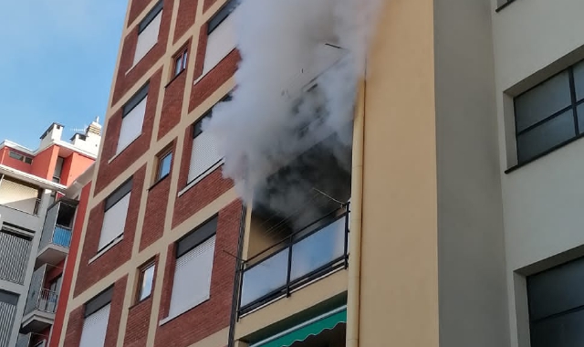 Busto, fiamme nel condominio: dieci famiglie evacuate