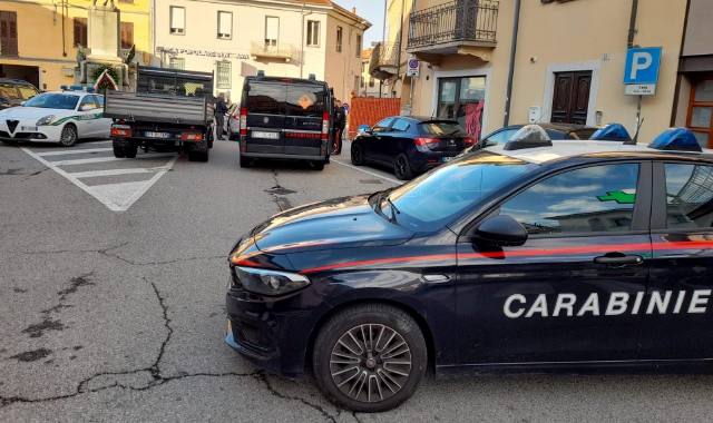 I carabinieri sul luogo dell’esplosione  (foto Redazione)