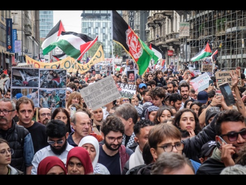 Oltre 4mila a corteo Milano,scritta 'Stop war' vicino prefettura