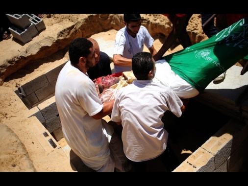 Hamas, '45 morti nel bombardamento su campo profughi di Maghazi'