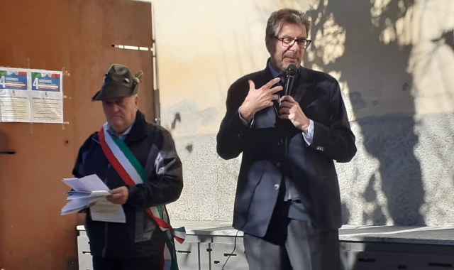 Il ministro dell’Economia e cazzaghese doc Giancarlo Giorgetti, accanto al sindaco Magni e all’attrice Betty Colombo al IV Novembre