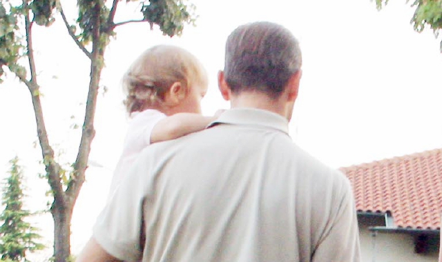 Papà solo in videochiamata da sei mesi: dramma a Varese