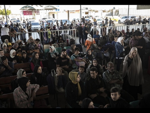 Hamas, il valico di Rafah riaperto per gli stranieri