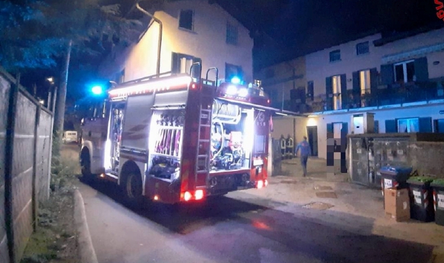 Incendio a Varese, soccorsi e salvati quattro gatti (foto vigili del fuoco)