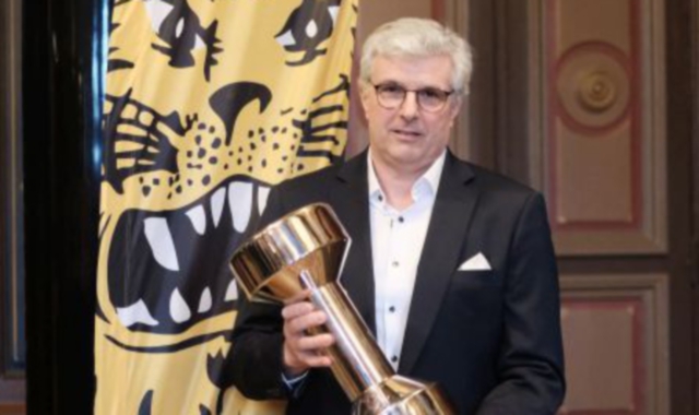 Il mister varesino Marco Baruffato col premio ricevuto dalla provincia di Tampere per aver dato lustro alla città nello sport