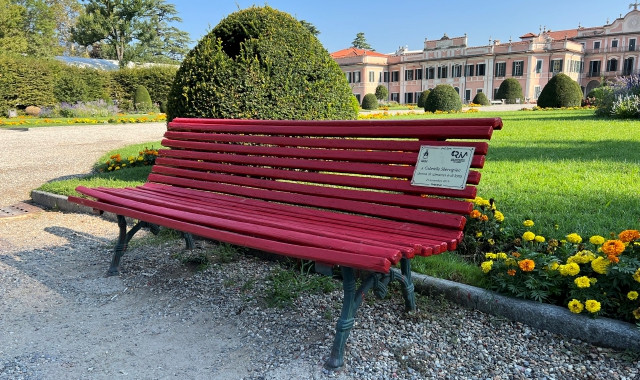 La panchina rossa dei Giardini Estensi, il 20 novembre l’inaugurazione a Villa Recalcati (Foto Archivio)