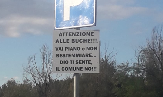 Il cartello posizionato vicino al parcheggio dell’oasi Boza  (Foto Redazione)