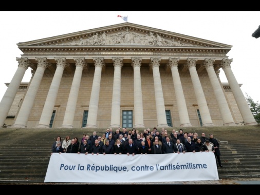 Parigi, 105.000 al corteo contro l'antisemitismo