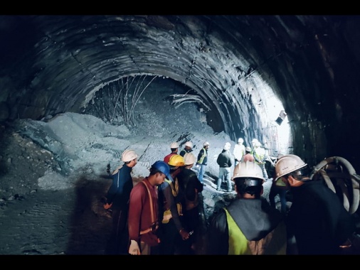 India: si lavora per liberare 40 operai nel tunnel crollato