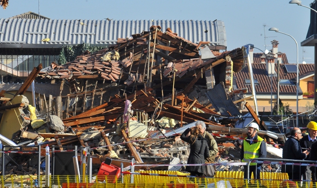 La palazzina parzialmente crollata a seguito dell’esplosione