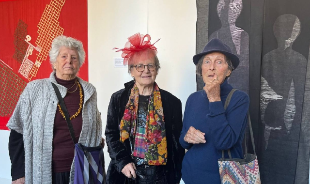 Le artiste Mariagrazia Sironi, Silvia Cibaldi e Mariuccia Secol (Foto Redazione)