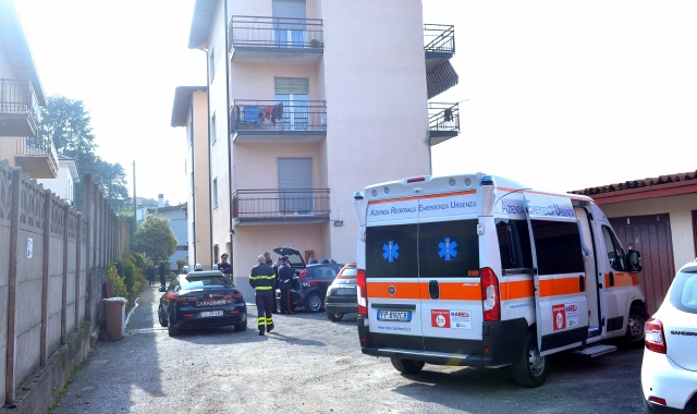Soccorritori e carabinieri in via dei Pozzi 7 a Gavirate il 28 ottobre 2019, giorno della tragedia costata la vita a due persone 