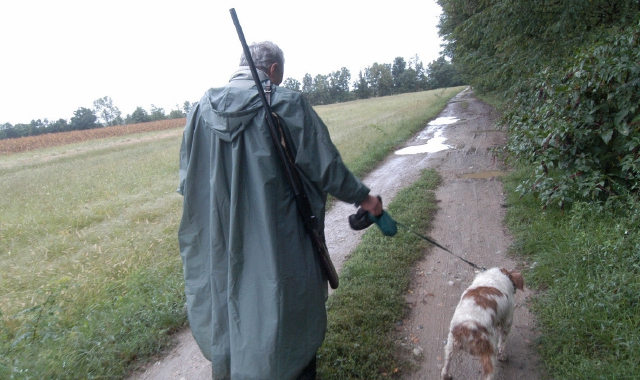 Un cacciatore con il suo cane sui sentieri del parco del Roccolo. Il parco è diviso in due zone. In una si può cacciare, nell’altra la caccia è vietata (Pubblifoto)