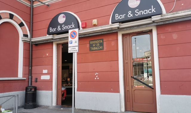 Varese, minaccia la barista e colpisce gli agenti: arrestato