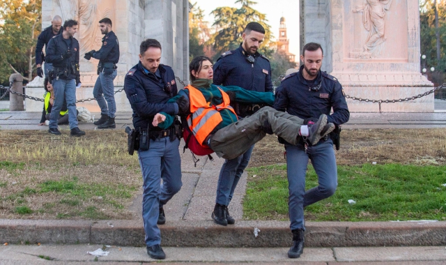 Arco della Pace imbrattato, Caruso dura: «Fanatici ignoranti»