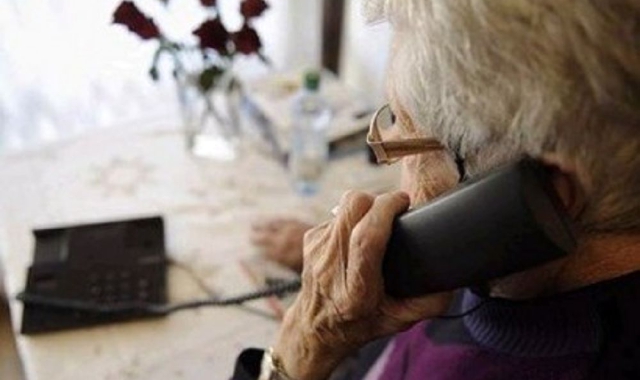 Anziana al telefono (Foto Archivio)
