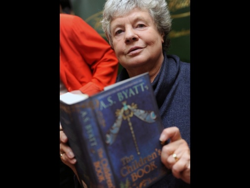 Morta a 87 anni la scrittrice A.S. Byatt, vinse il Booker Prize